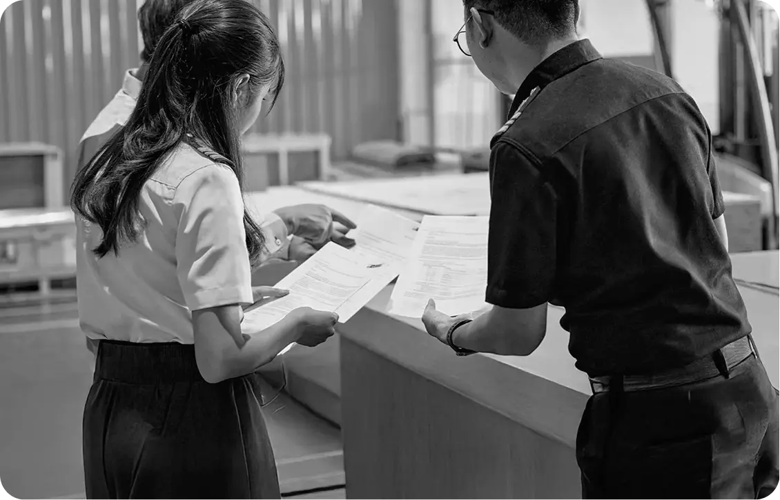 Oficina con procesos desordenados y gestión manual de documentos antes de la digitalización